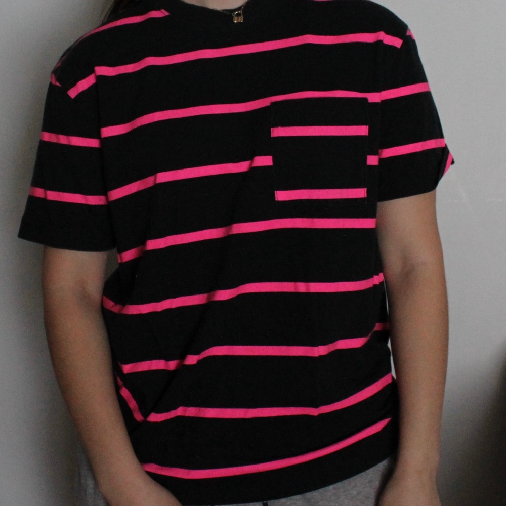 Black and pink American Eagle t-shirt